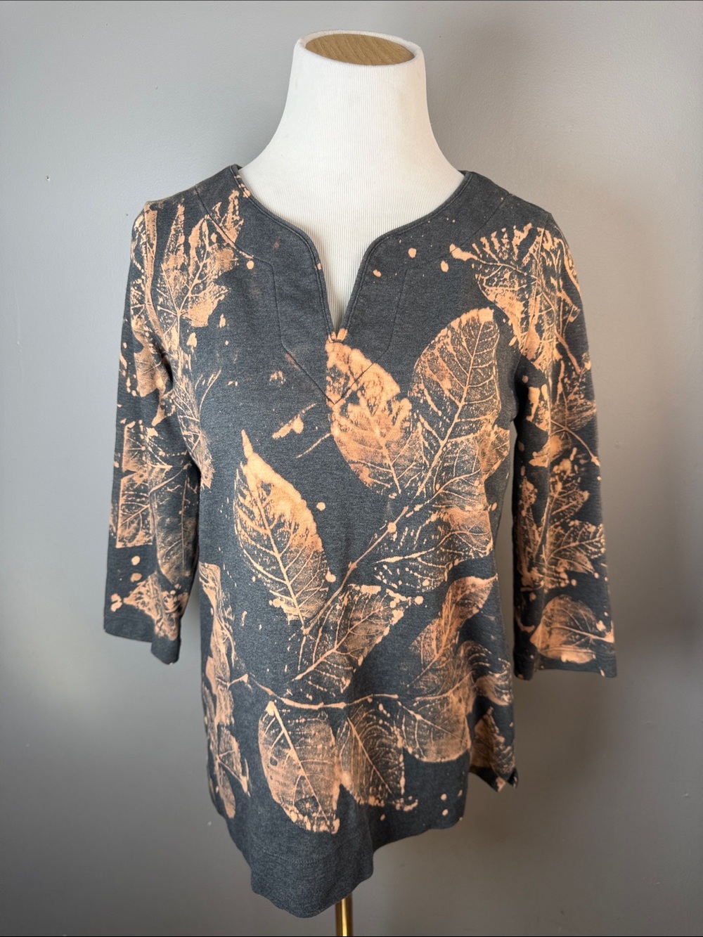 Women's Gray & Peach Leaf Print Split-Neck Top